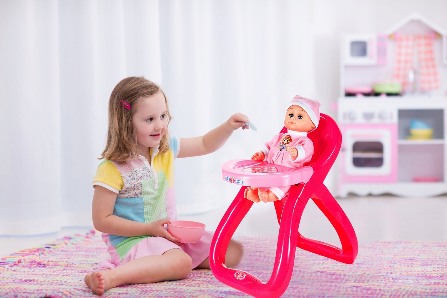 Set Papusa de jucarie IDL BABY PINK cu Scaunel de Hranire si Accesorii tematice realiste pentru jocul de roluri, Incurajeaza dezvoltarea personala intr-un mod distractiv stimuland inteligenta fetitelor, Culoare-Roz